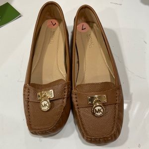 MICHAEL MICHAEL KORS LEATHER Flat-- size 7 in tan color
